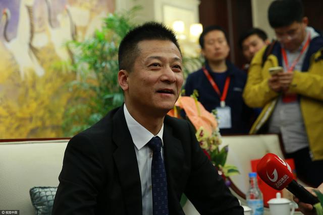 初为人父的霍启刚，今天穿上西装、精神奕奕在养和医院的会议室举行记者会，首度亮相分享初为人父的心情与喜悦。