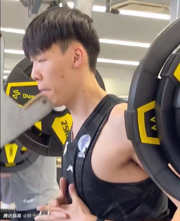 副总经理王程登台领奖。
