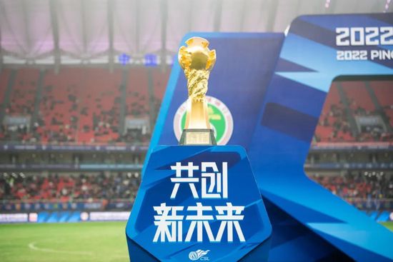 海报中“他只是个不喜欢交际的人”在醒目位置介绍了约翰·杜立德医生的性格。