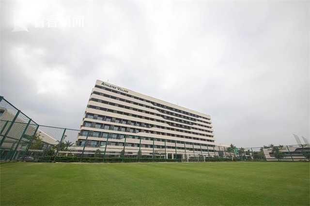 张智霖获陈法拉香吻 马国明内地首拍戏满意酬劳 2013-08-26 张智霖、陈法拉、胡定欣、马国明等，8月25日出席《冲上云霄2》宣传活动，众人更齐齐为即将生日的张智霖庆祝生日，更获陈法拉送上香吻。