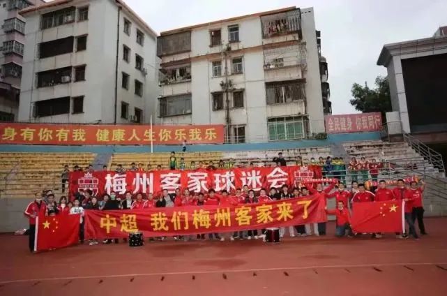 梁咏琪穿白色短裙挺着孕肚现身，修长美腿尽显，礼服胸前深V设计露出性感乳沟，准妈妈“大腹便便”也爱美。
