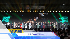 关于这次意外受伤，王宝强回忆当时没开刀的时候就一动不能动，那脚肿的就是比猪脚肿的还大，他和陈思诚说不行的话就让他换演员，因为毕竟是腿受伤了，最少得休养半年三个月。